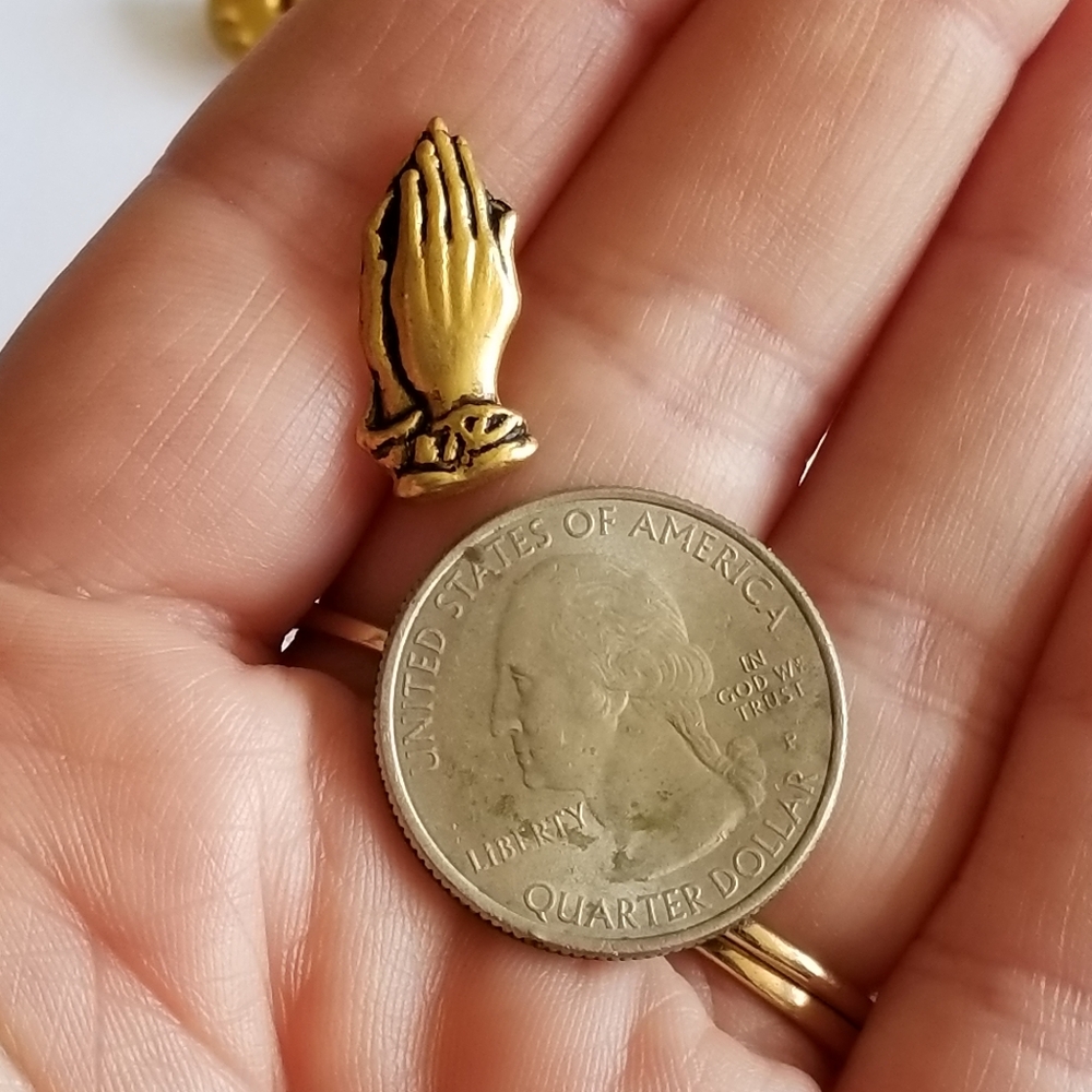 Relisted - Vintage praying hands pin gold tone tiny brooch religious Christian - Picture 3 of 6